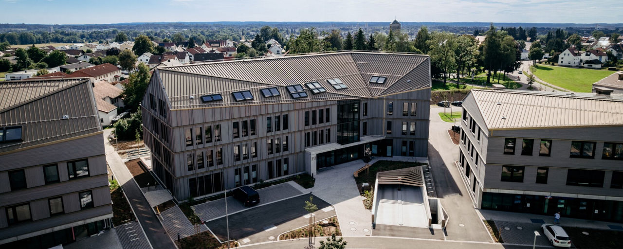 Drohnenaufnahme von VR-Bank Campus mit Umgebung