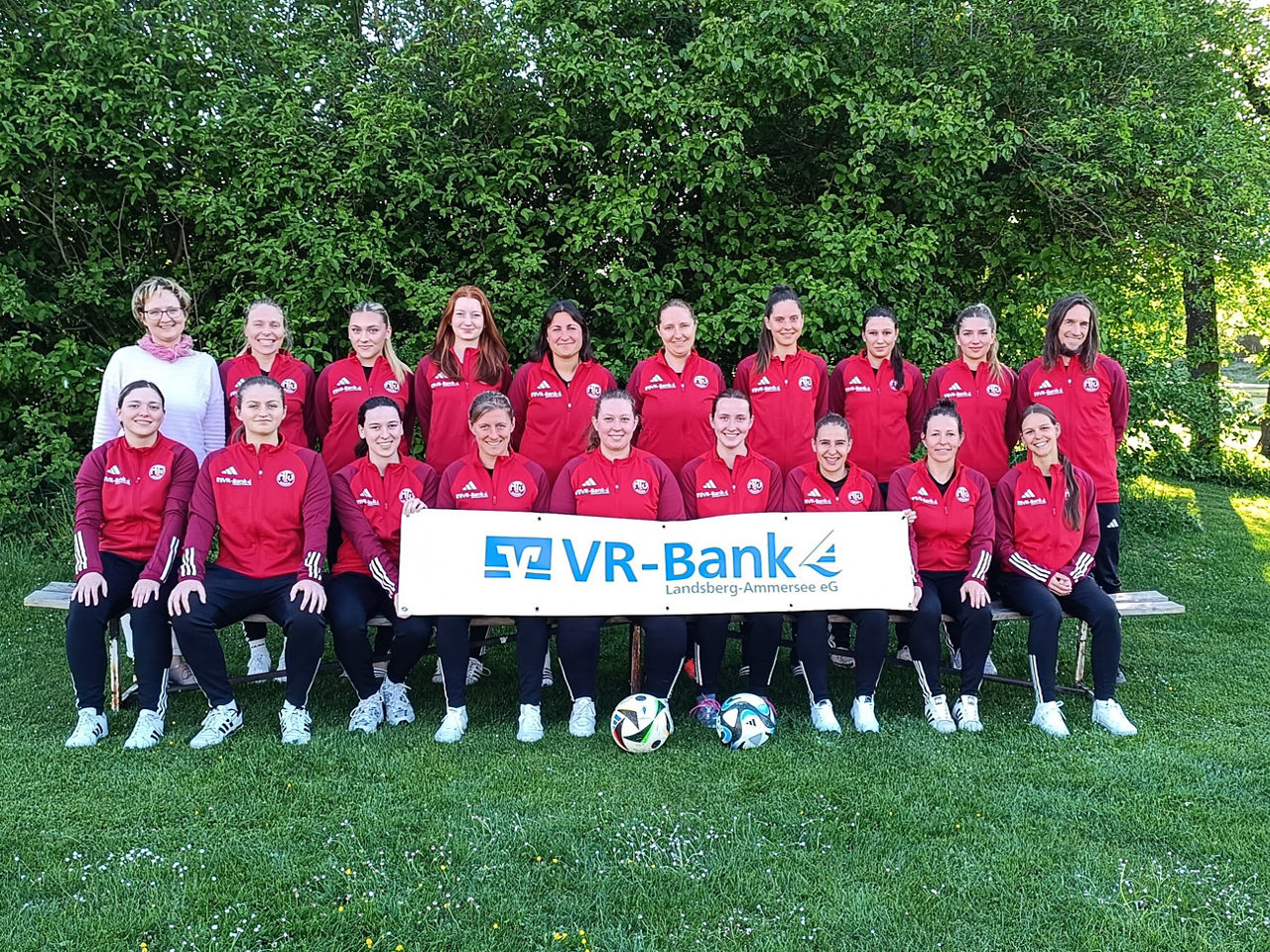Neue Trainingsanzüge für die Fußballerinnen des MTV Dießen!