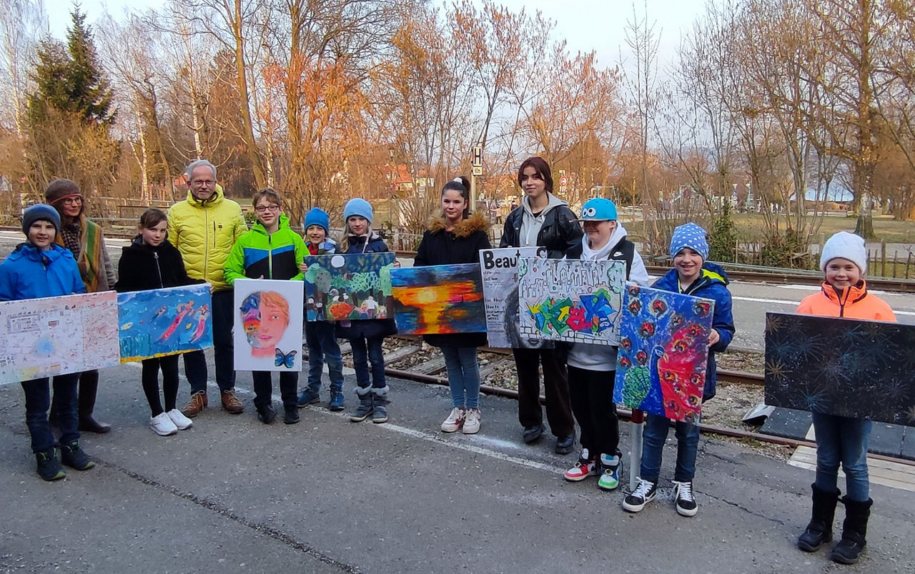 Die 2022er Jugendwettbewerbgewinner mit ihren Siegerbildern