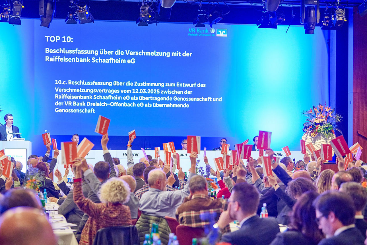 Abstimmung: Vertreter halten ihre Abstimmungskarten hoch