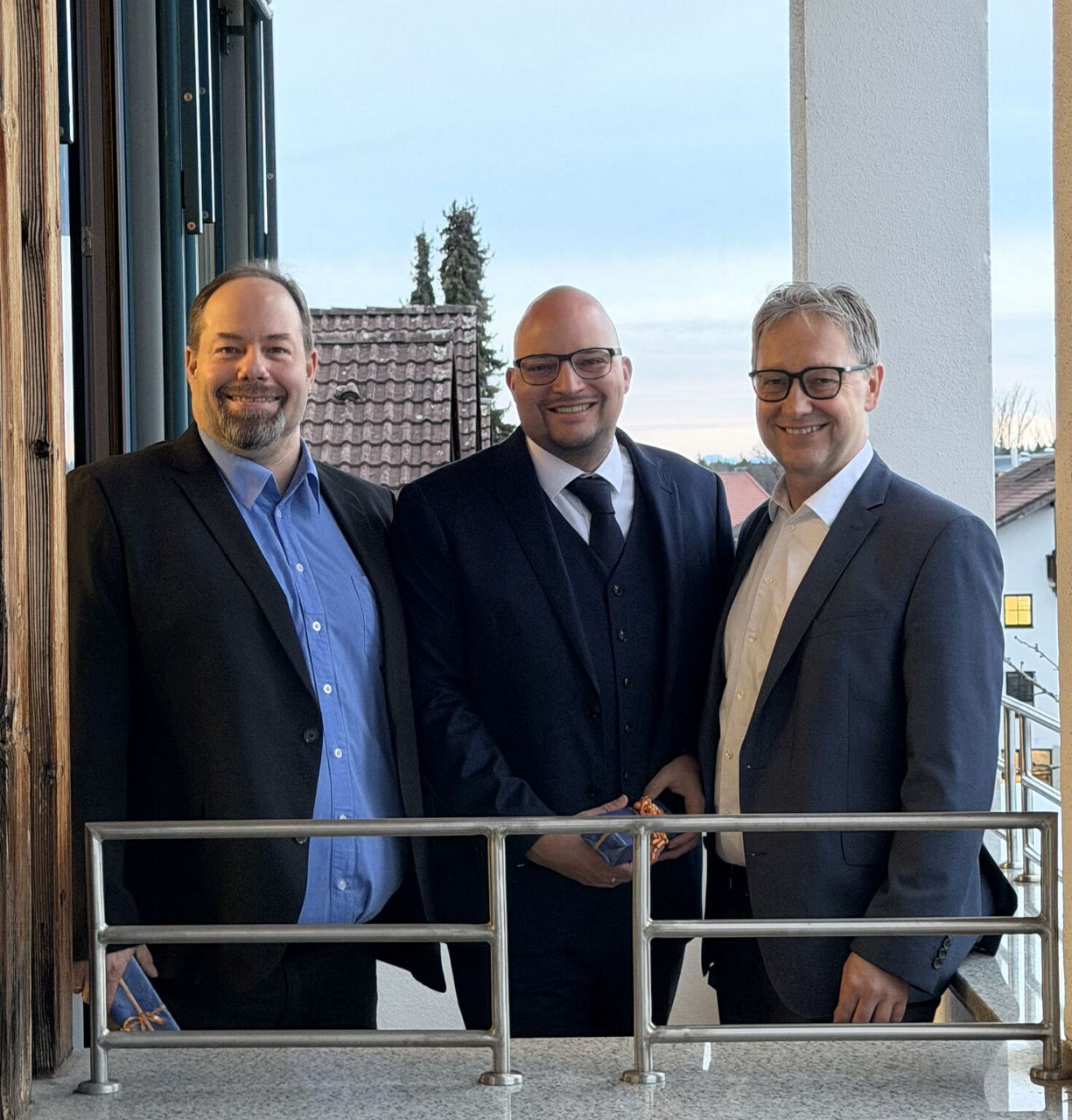 Auf dem Balkon der Hauptstelle Oberhaching v.l.n.r.: Frank Hoffmann, Kevin Richter und Robert Marcks