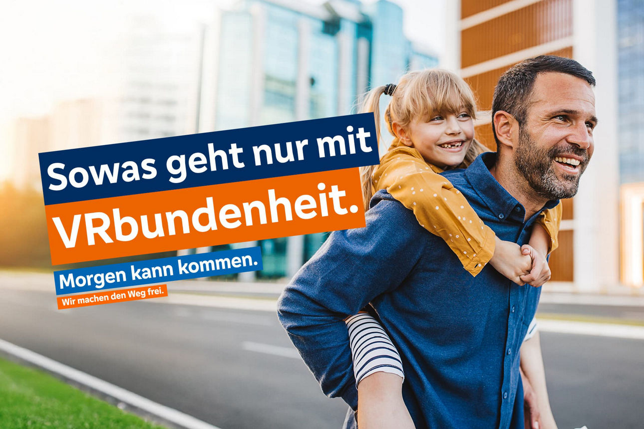 Sowas geht nur mit VRbundenheit - Mann mit Bart trägt Kind auf dem Rücken