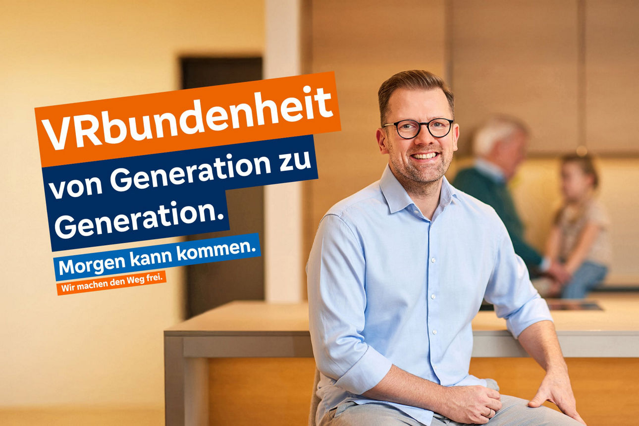 Jan Hausmann mit Schriftzug VRbundenheit von Generation zu Generation