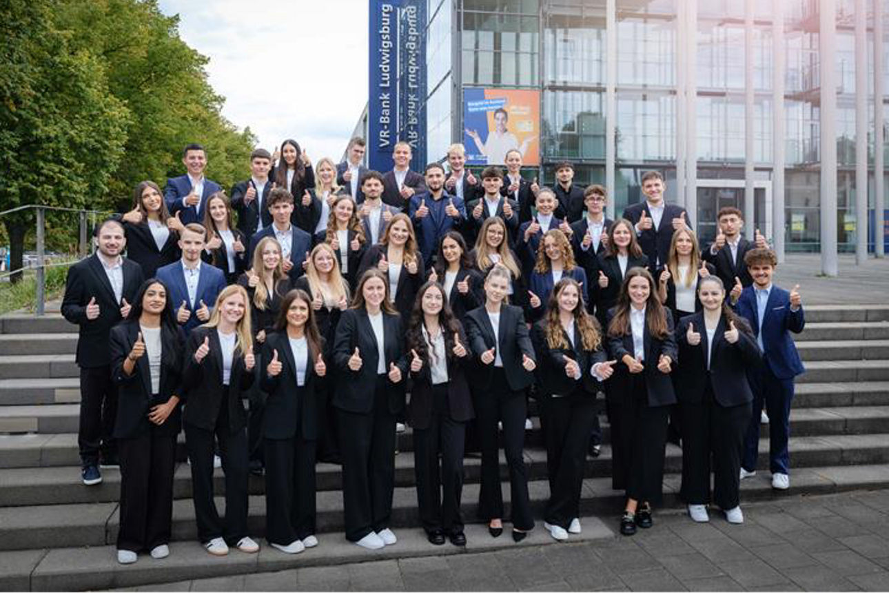 40 Auszubildende und Studierende auf der Treppe vor der Filiale der VR-Bank Ludwigsburg eG.