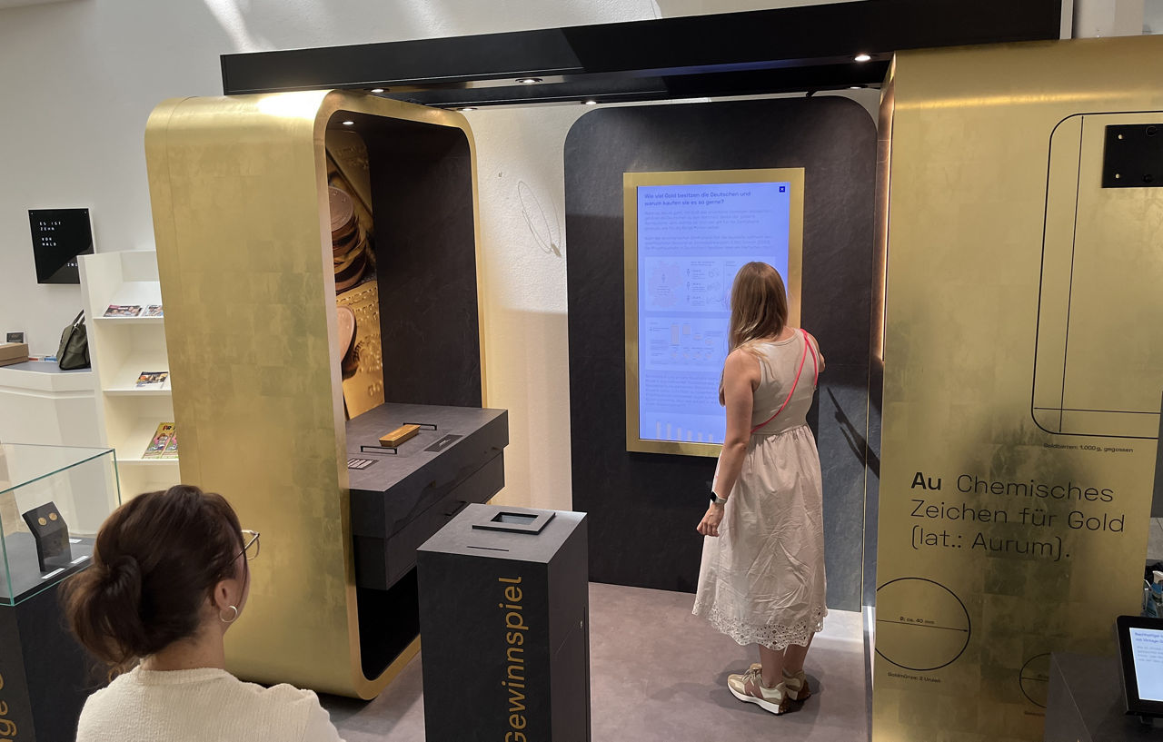 Blick in die Wanderausstellung Goldtresor in der Filiale Markgröningen