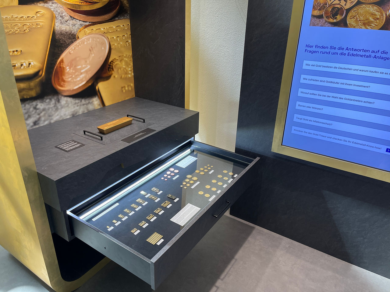 Barren und Münzen: In der Gold-Ausstellung finden Besucher eine große Anzahl an größenidentischen Nachbildungen.