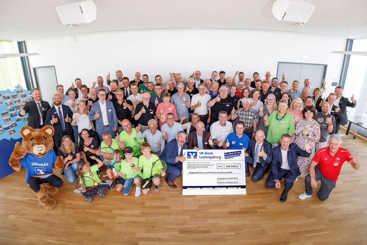 Der Vorstand der VR-Bank Ludwigsburg und Vertreter vieler Einrichtungen. 