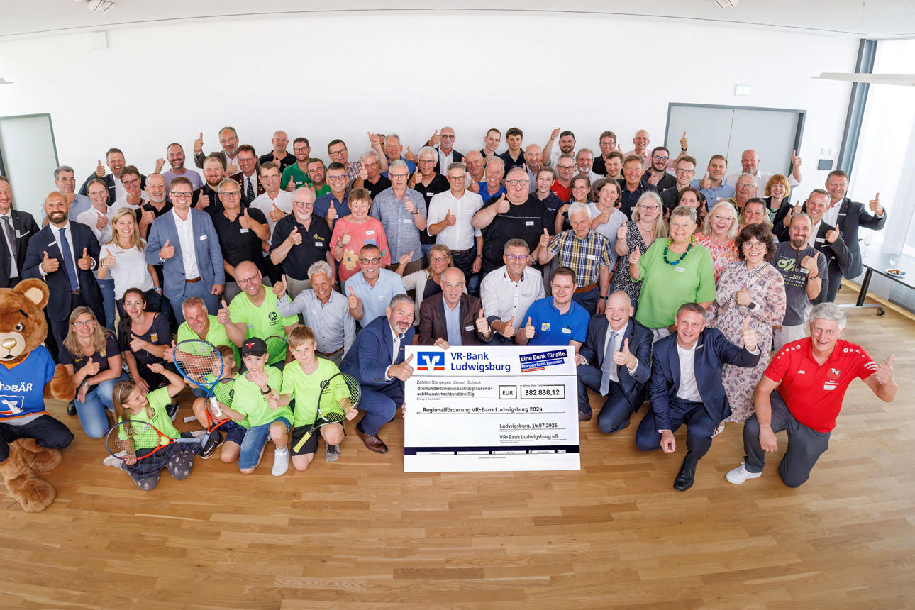 Der Vorstand der VR-Bank Ludwigsburg und Vertreter vieler Einrichtungen.