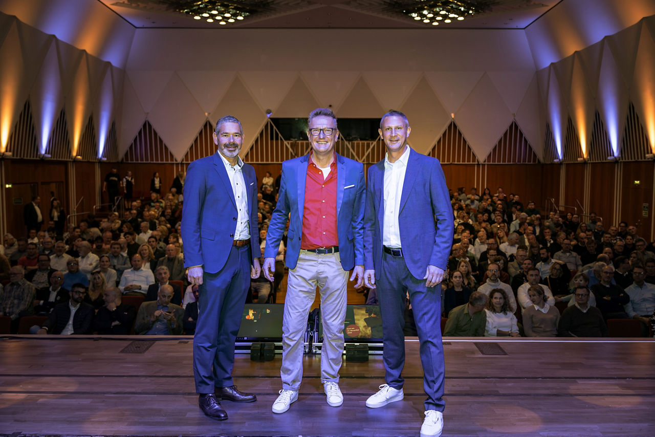 Referent Reinhard Dischner, eingerahmt von den VR-Bank-Vorständen Heiko Herbst (links) und Frank Kraaz (rechts)