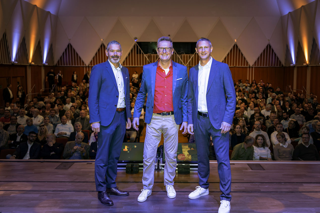  Referent Reinhard Dischner, eingerahmt von den VR-Bank-Vorständen Heiko Herbst (links) und Frank Kraaz (rechts)