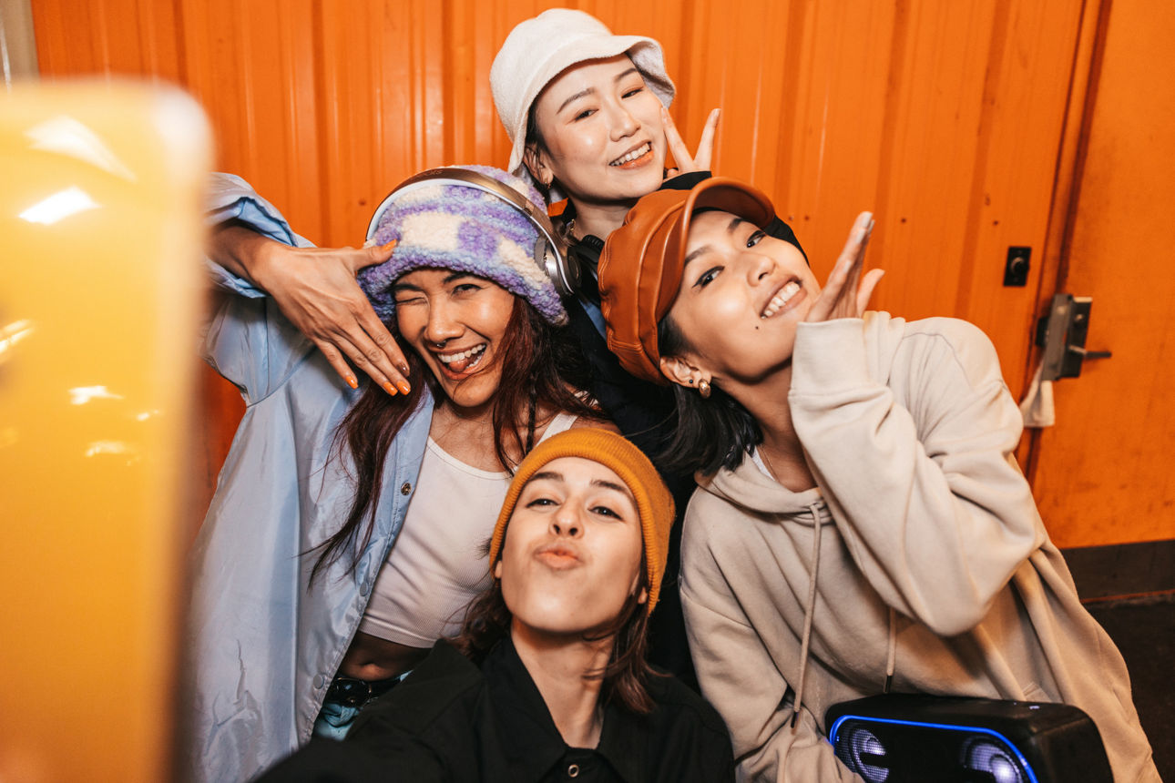 Gruppe von Freundinnen, die ein Selfie machen.