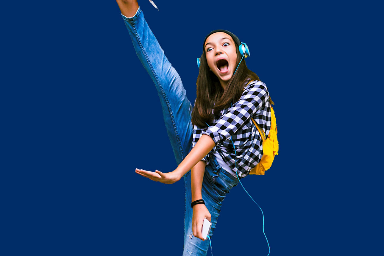 ein Mädchen, das auf blauem Hintergrund Musik hört