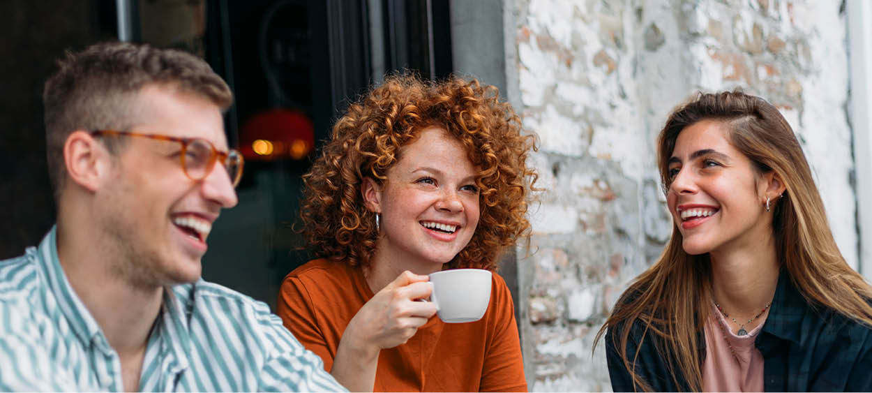 Eine Gruppe junger Leute beim Kaffeetrinken