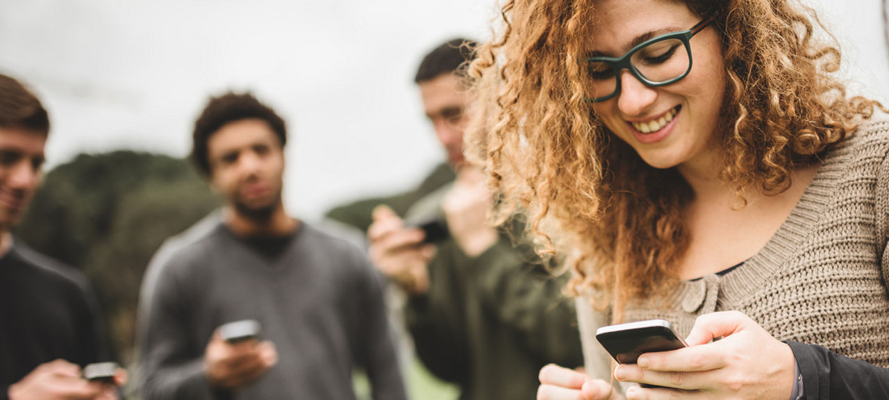 Eine Gruppe junger Leute mit Smartphones