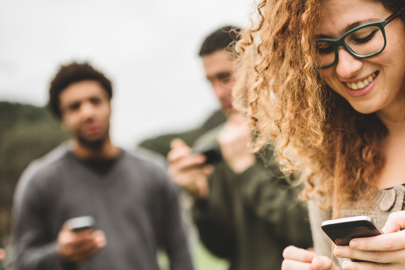 Eine Gruppe junger Leute mit Smartphones