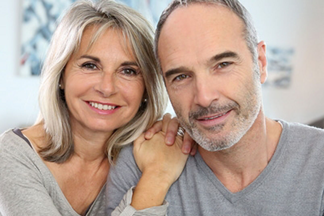 Ein  älteres Paar schaut in die Kamera