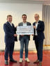 Spendenübergabe von Vorstand Ralf Gottschalk (rechts) an Bürgermeister Ralph Zimmermann und Schulleiter Götz Peter