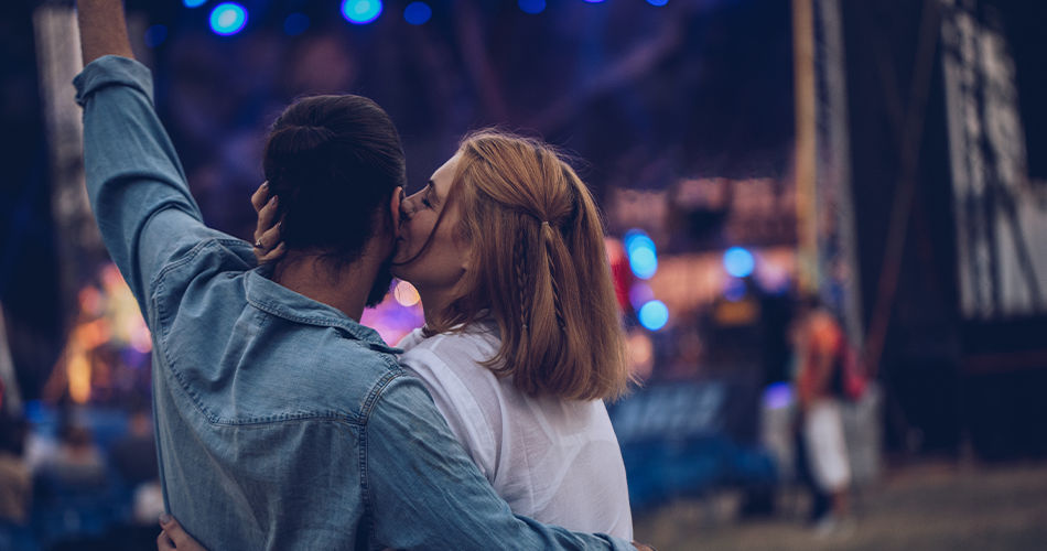 Mann und Frau vor einer Bühne