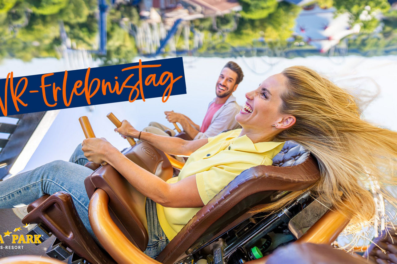 Eine blonde Frau fährt Achterbahn und lacht dabei.
