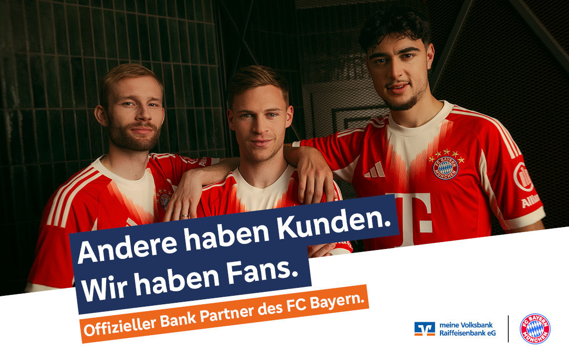 Spieler des FC Bayern (von links: Konrad Laimer, Joshua Kimmich, Alexander Pavlovic)