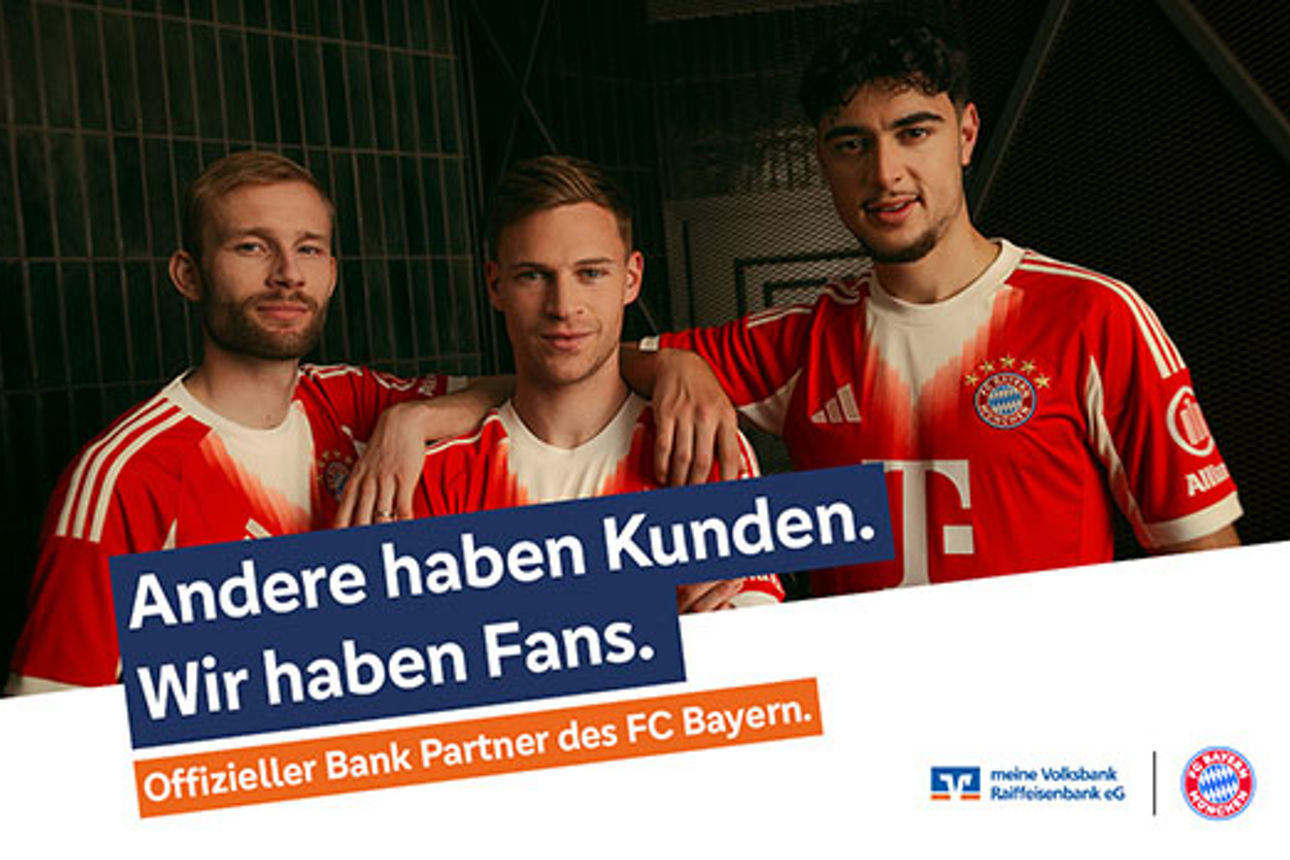 Spieler des FC Bayern (von links: Konrad Laimer, Joshua Kimmich, Alexander Pavlovic)