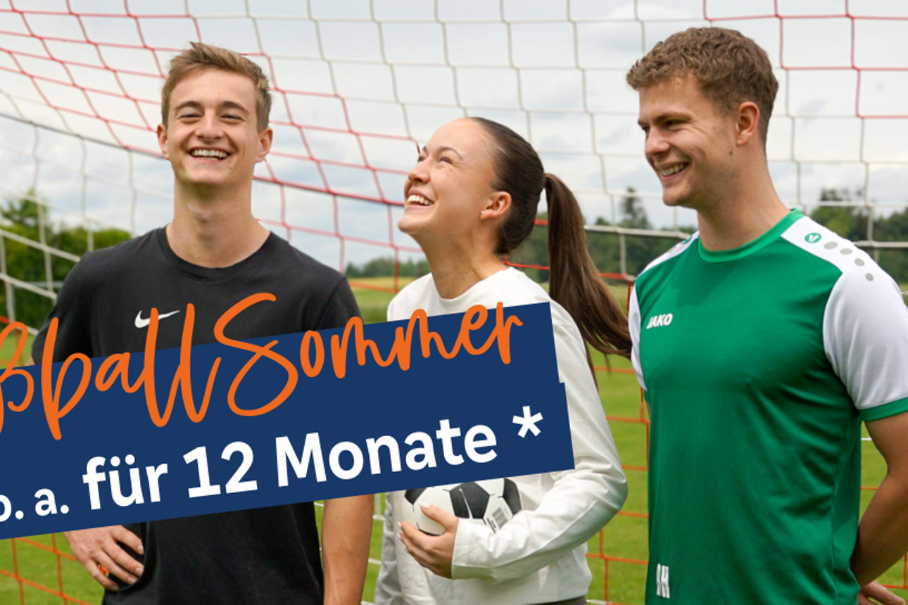 Drei junge Menschen stehen in einem Fussballtor und lachen. Schriftzug: VR-FußballSommer 2,35 % p. a. für 12 Monate *