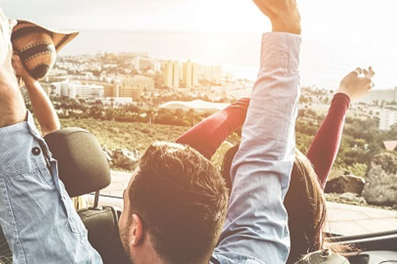 Eine Gruppe glücklicher junger Leute in einem Cabrio