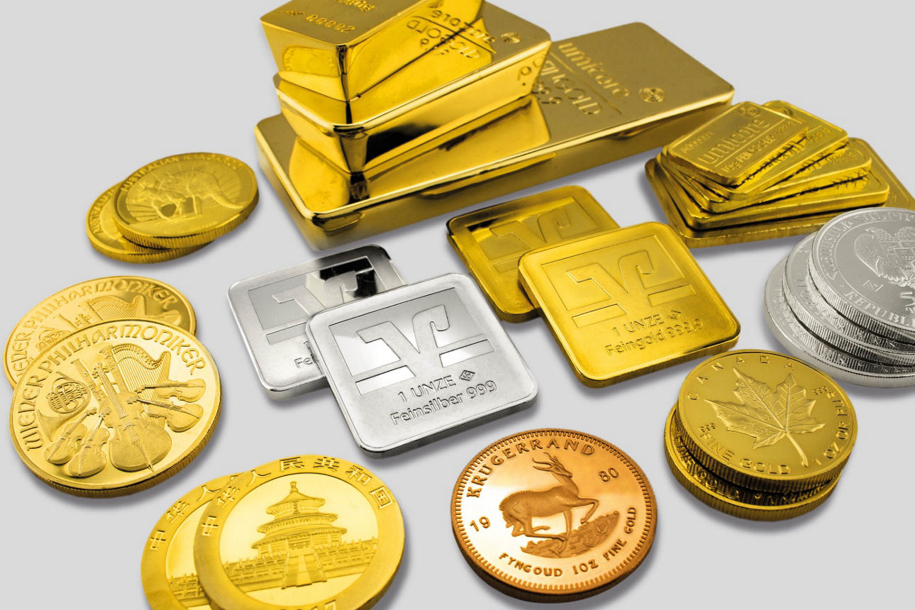 Verschieden große Goldbarren und Goldmünzen