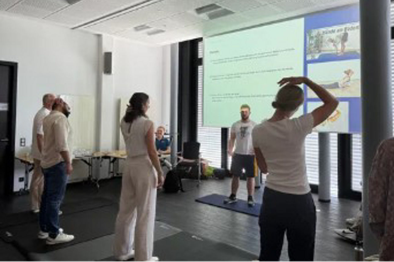 Mehrere Personen bei einer Sportübung