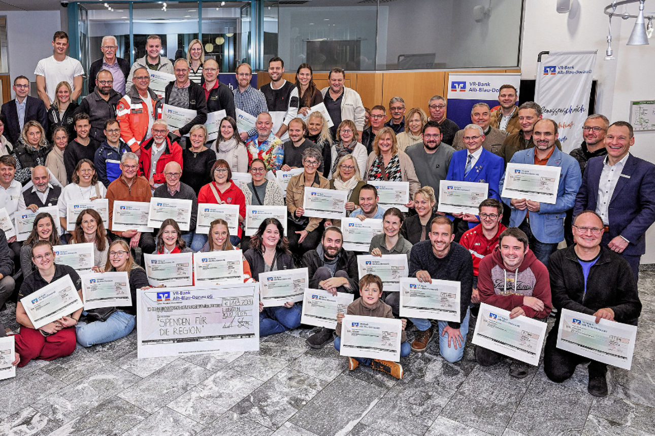 Viele Menschen mit Spendenschecks in der Hand