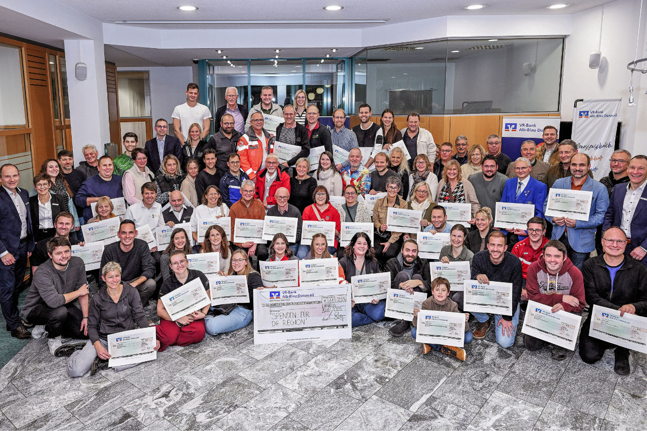 Bild mit vielen VereinsvertreterInnen, die einen Scheck in der Hand halten