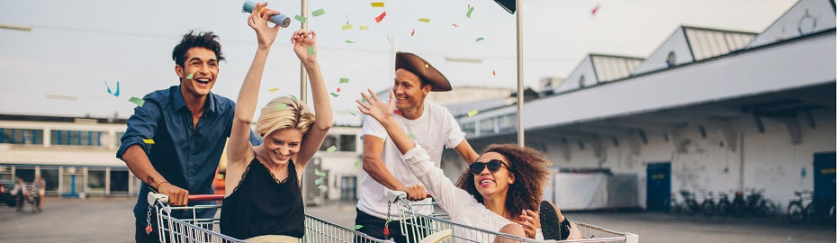 Zwei glückliche Mädchen und zwei glückliche Jungen