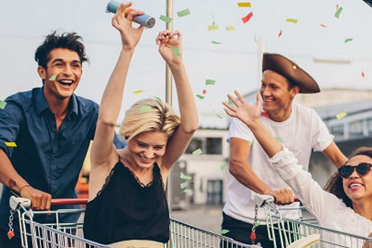 Zwei glückliche Mädchen und zwei glückliche Jungen