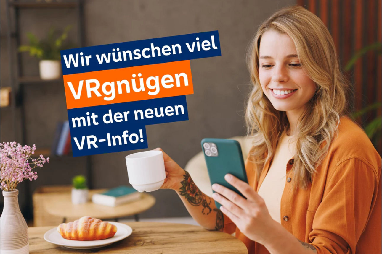 Junge Frau mit Handy und Schriftzug VRgnügen