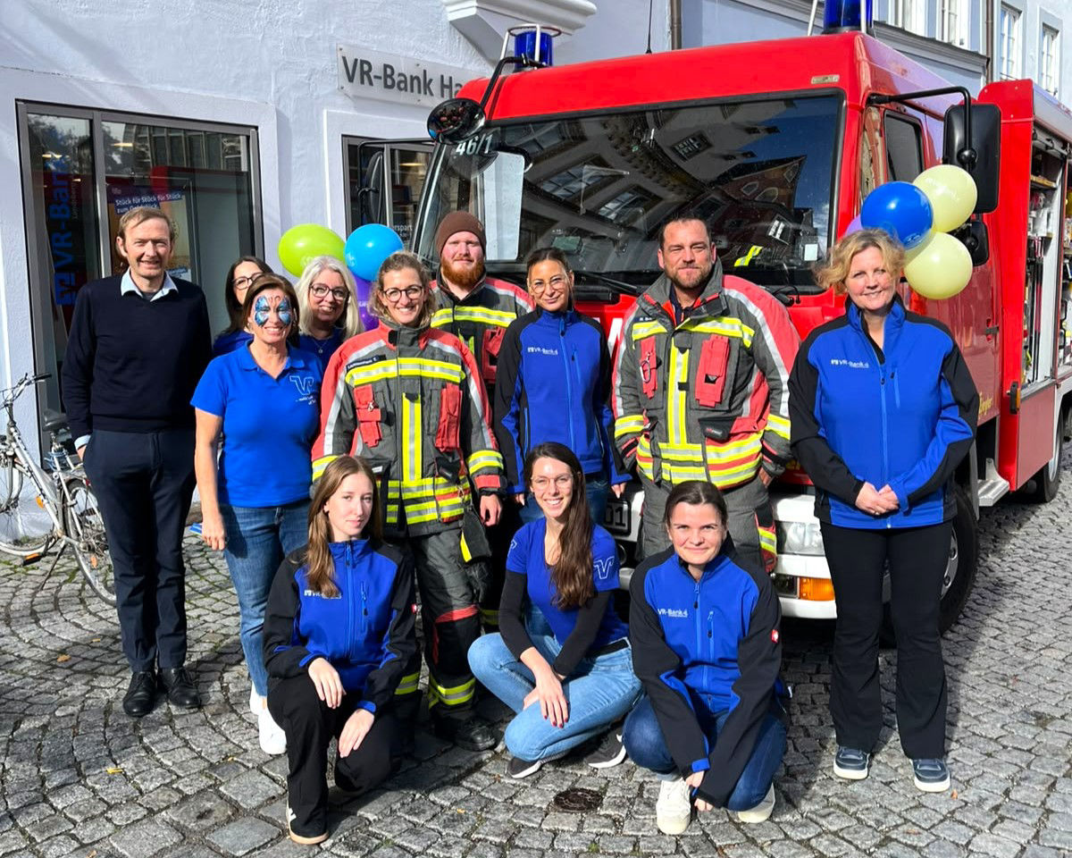 Die Landsberger VR-Fanmacher zusammen mit der Freiwilligen Feuerwehr Pitzling. 