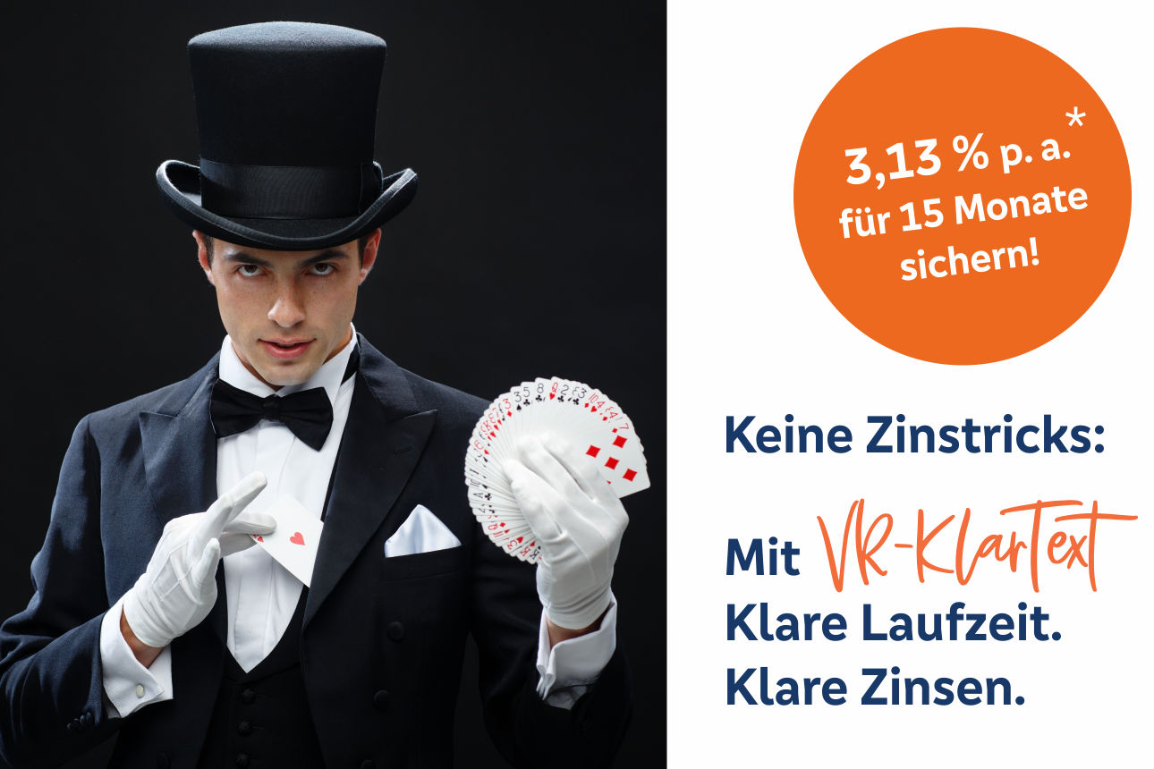 Werbemotiv für VR-KlarText mit Zauberkünstler und dem Slogan „Keine Zinstricks. Klare Laufzeit. Klare Zinsen.“