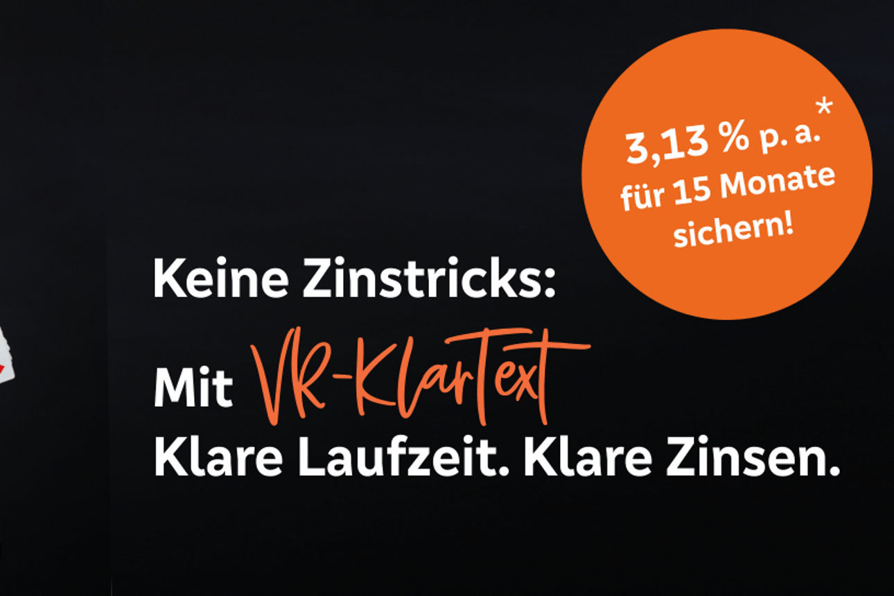Werbemotiv für VR-KlarText mit Zauberkünstler und dem Slogan „Keine Zinstricks. Klare Laufzeit. Klare Zinsen.“