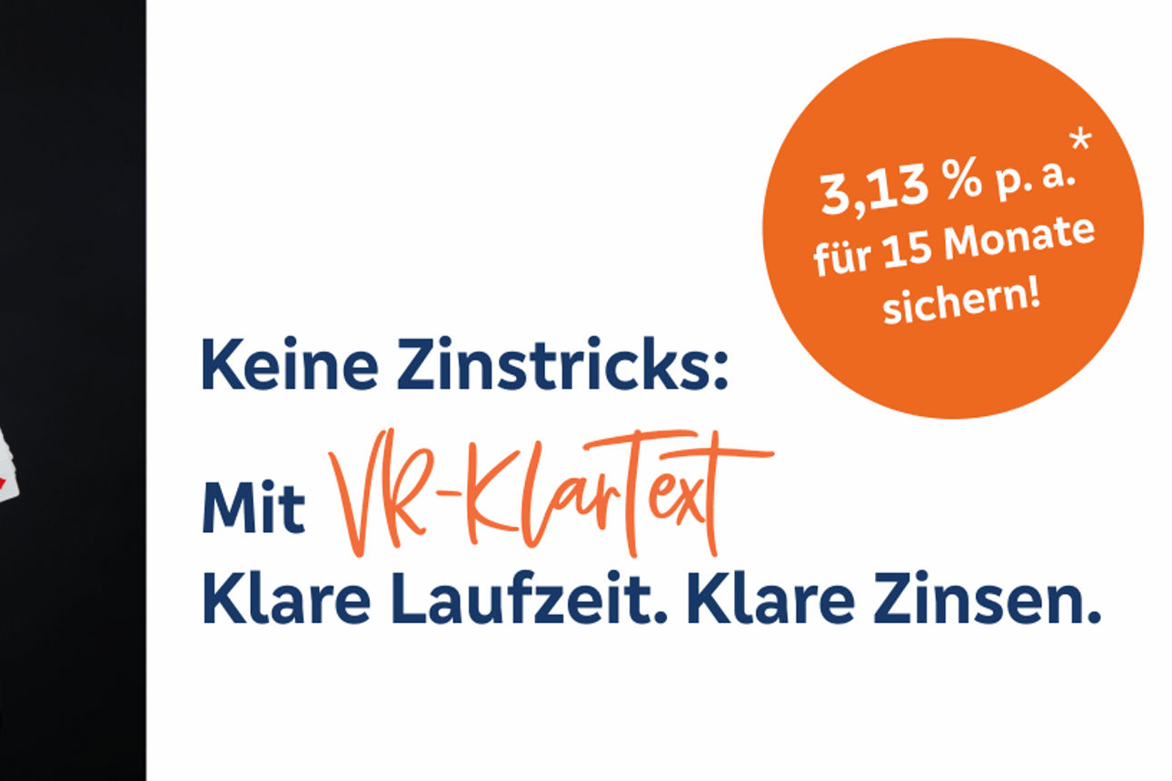 Werbemotiv für VR-KlarText mit Zauberkünstler und dem Slogan „Keine Zinstricks. Klare Laufzeit. Klare Zinsen.“