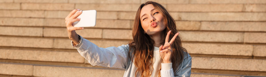 Eine Jugendliche macht ein Selfie von sich