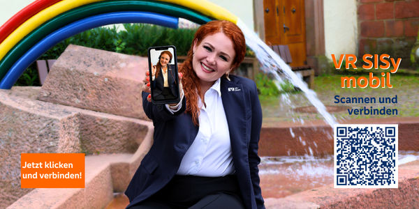 Mitarbeiterin mit Handy in der Hand sitzt auf einer Bank vor einem Brunnen