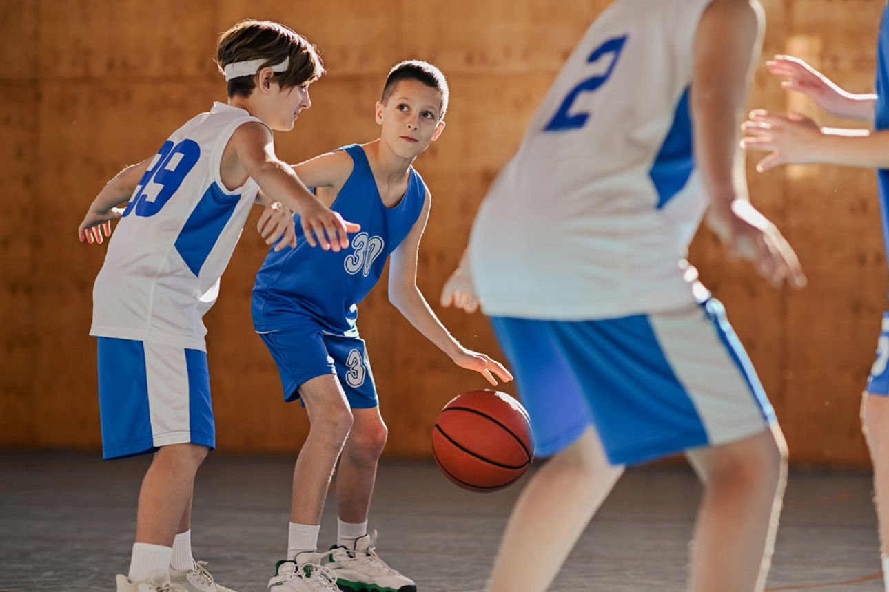 Kinder spielen Basketball