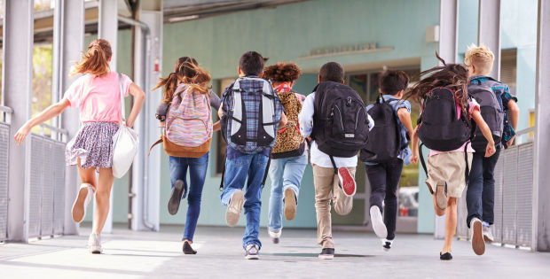 Schüler rennen auf dem Schulflur