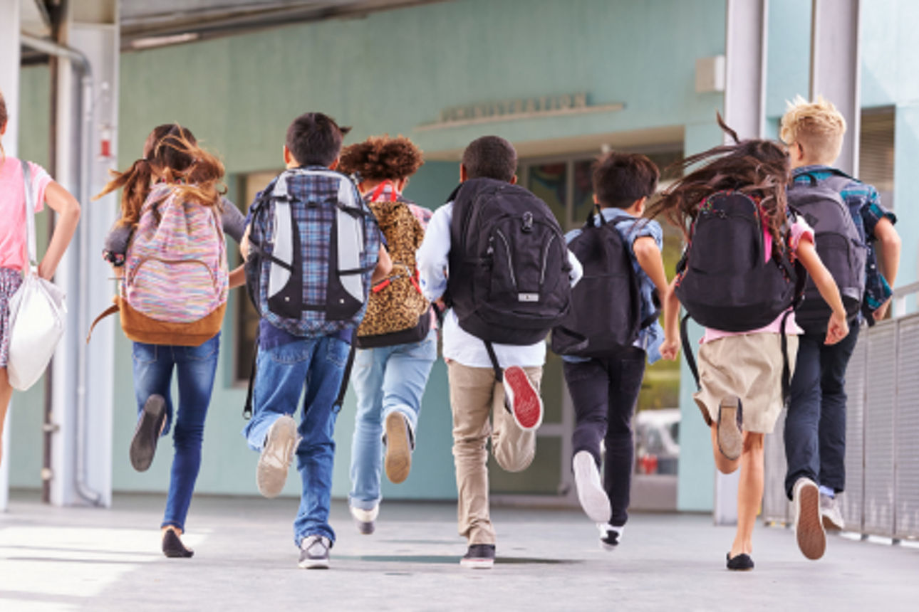 Schüler rennen auf dem Schulflur