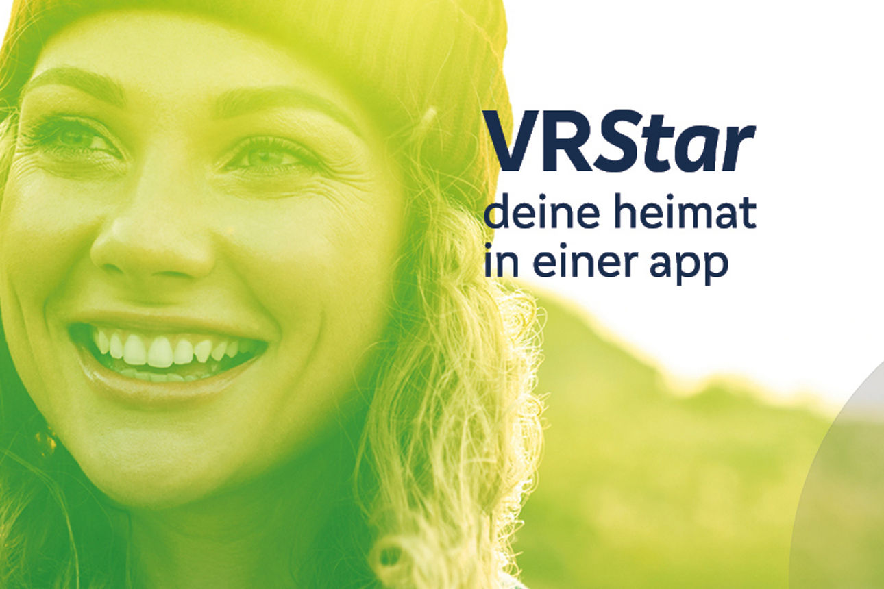 Lächelnde Frau mit Mütze in Naturkulisse, daneben der Schriftzug 'VRStar – deine Heimat in einer App' mit Standortsymbol