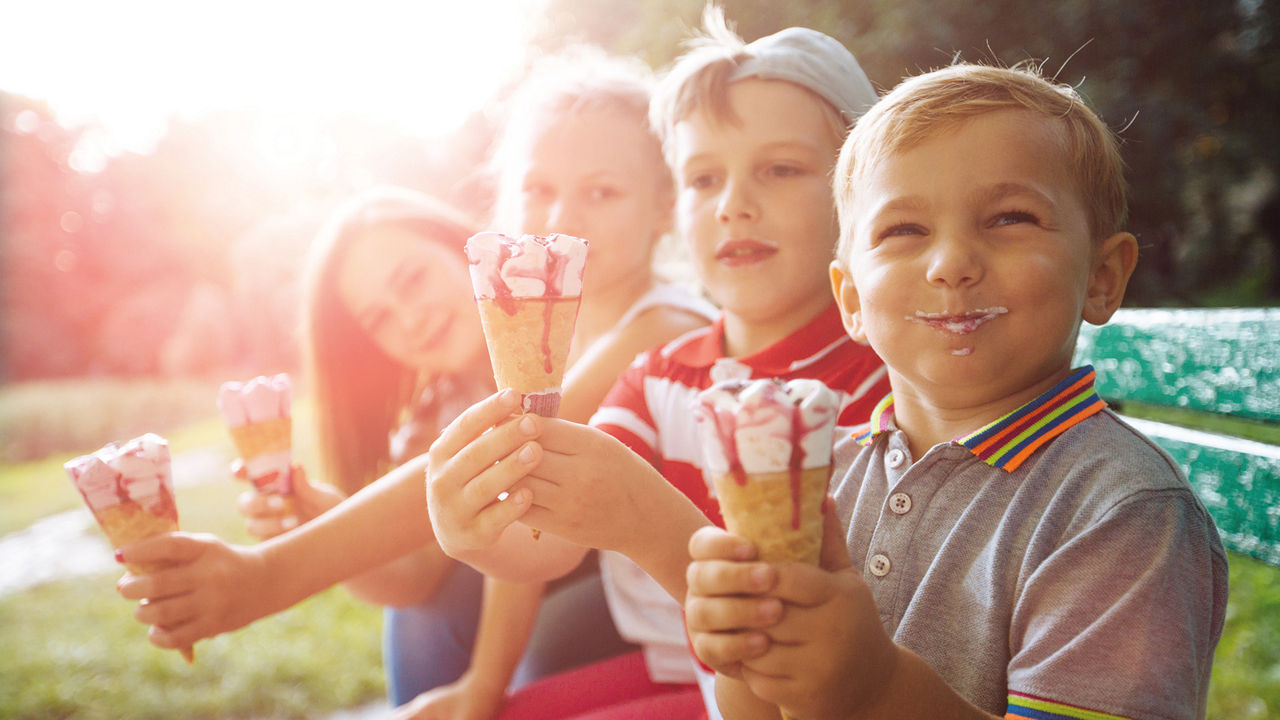 Gruppe von Kindern isst Eis