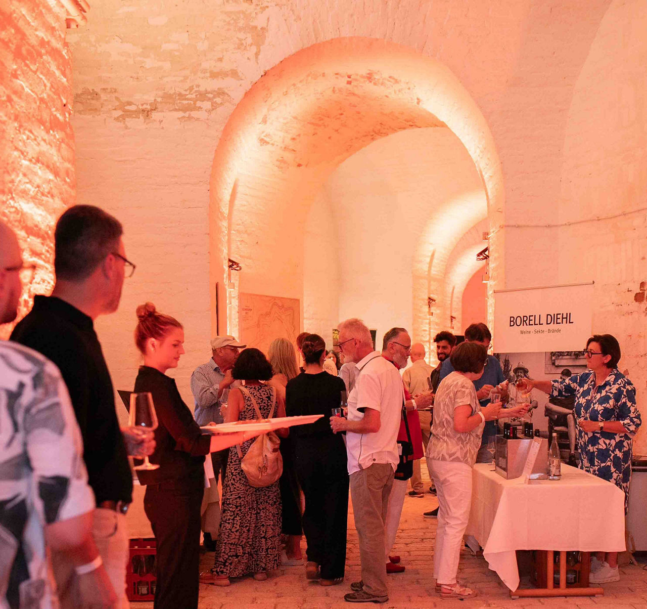 Eine Gruppe von Menschen verkostet Wein in der Festungsanlage Fronte Lamotte in Germersheim