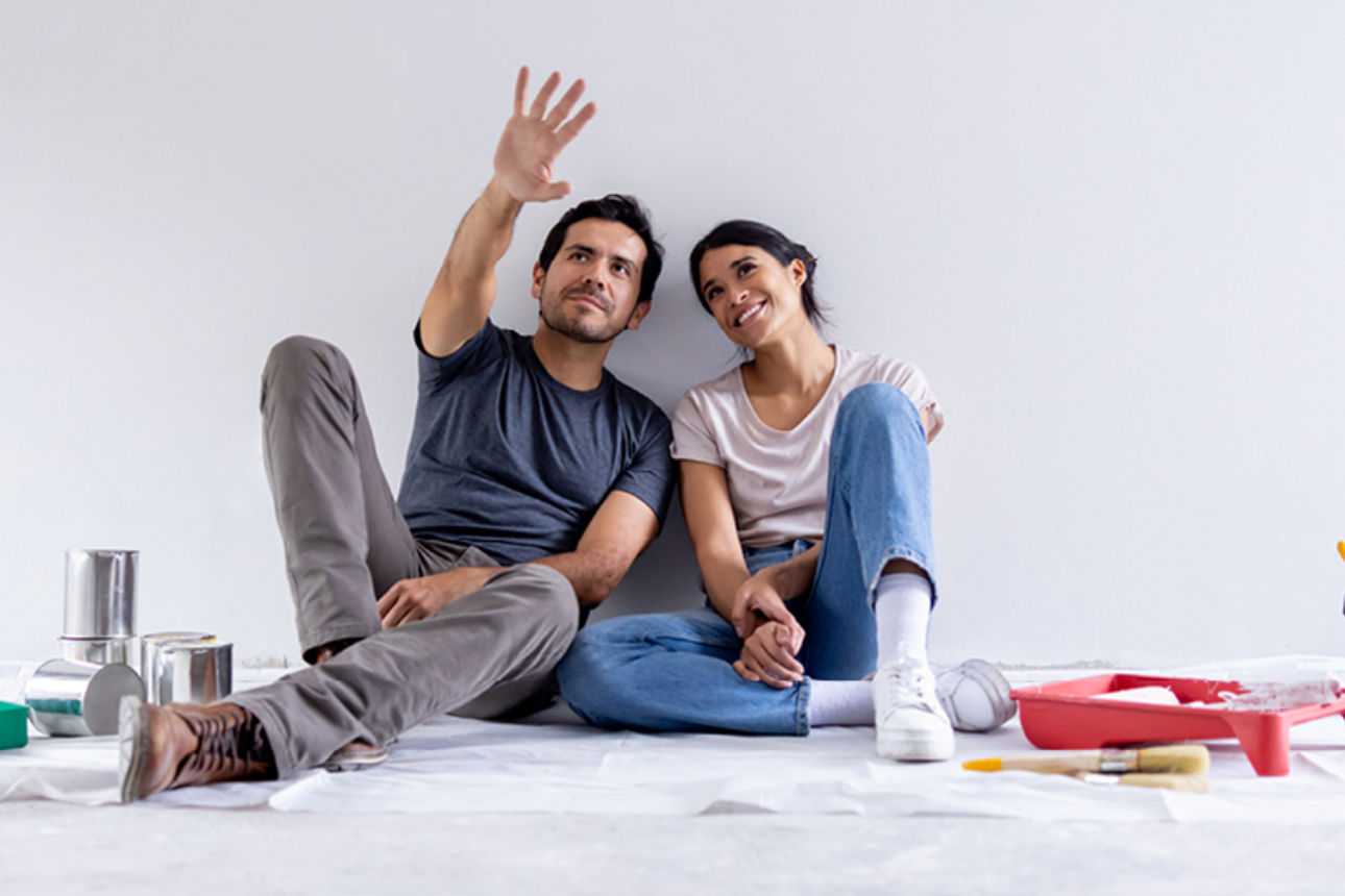 Ein junges Paar fährt auf einem Moped und lacht dabei