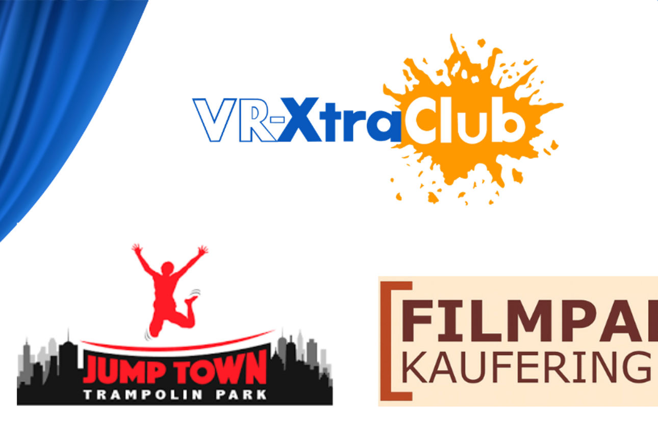 Weißer Hintergrund mit blauem Vorhang und drei Logos vom VR-Xtra Club, Jump Town und Filmpalast.