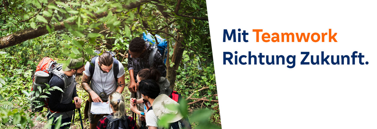 Gruppe von Menschen im Wald
