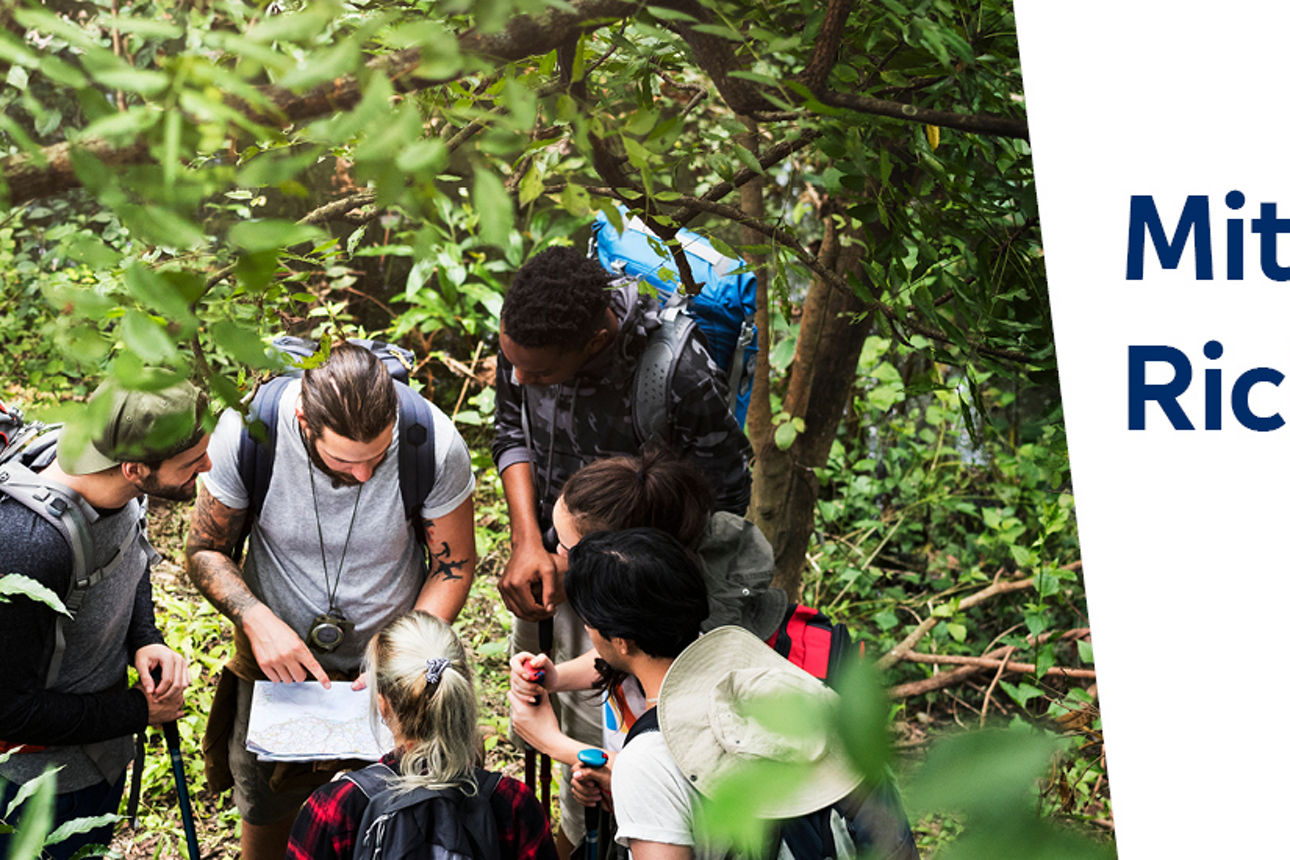 Gruppe von Menschen im Wald